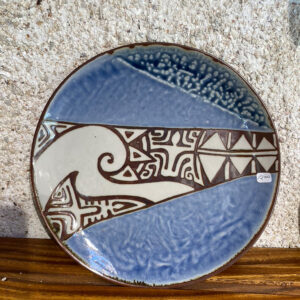 Round porcelain platter with Polynesian motifs glazed with white