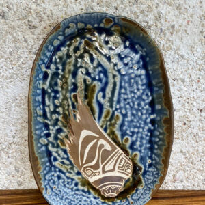 Medium size porcilain oval platter with brown carved Polynesian designes and surrounded with beautiful Huahine glazes. This piece has a very natural feeling.