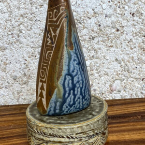 This vase is inspired from polynesian stones adzes "TOI". It's glazed with Huahine blue glazes